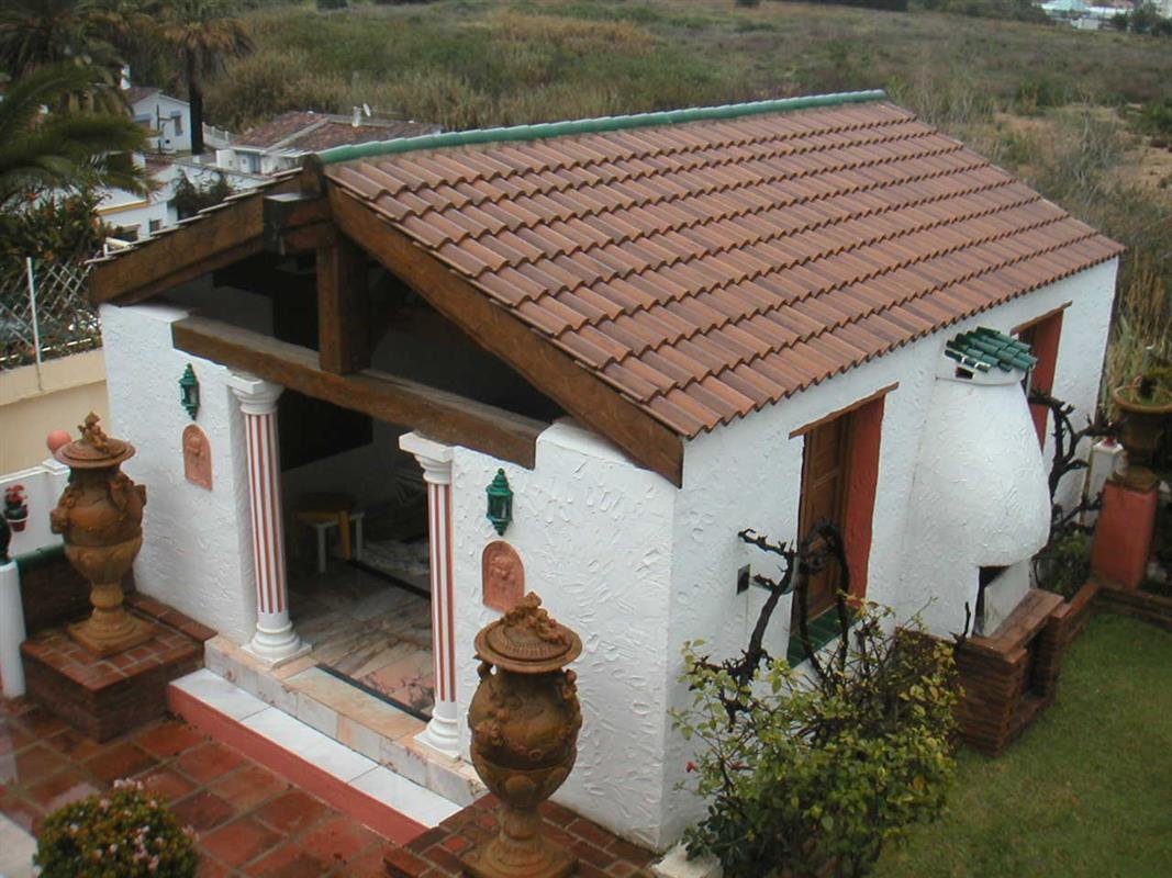 Large Villa with Garden and Pool in Nueva Andalucia