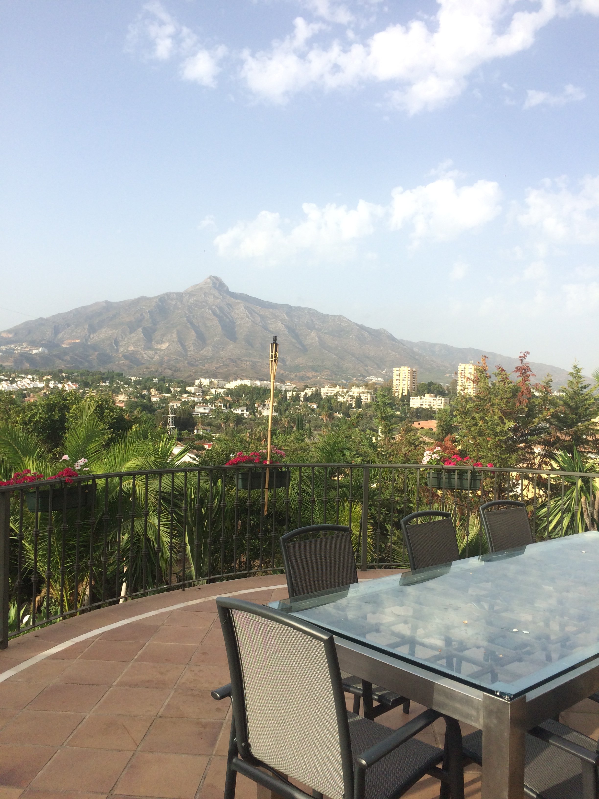 Spacious Villa with Fantastic Views in Nueva Andalucia